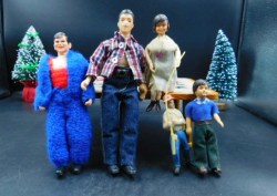 lot 18 dollhouse dolls grouping